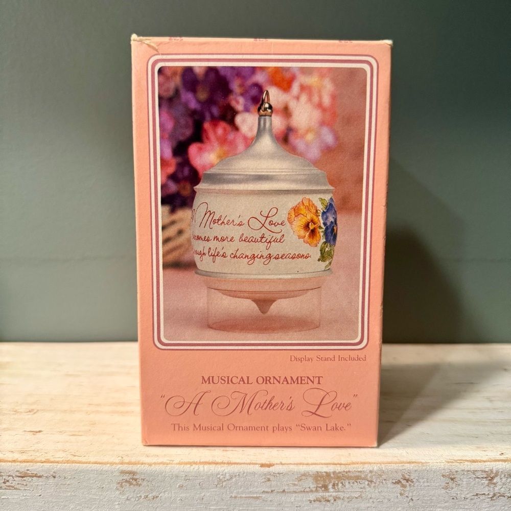 1982 Hallmark A Mothers Love Christmas Mothers Day Ornament Music Box Swan Lake - Picture 5 of 10